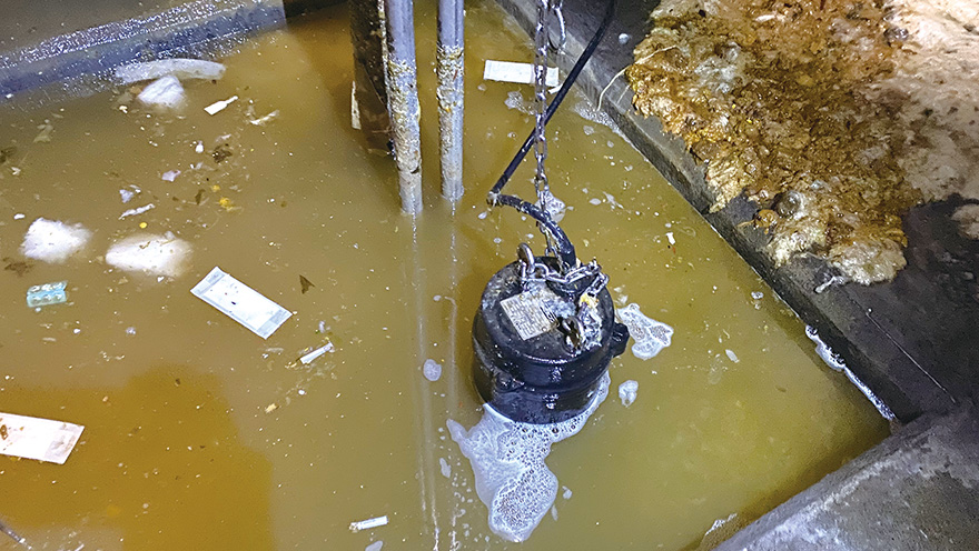 Sewage drainage system for the underground walkway of a train station